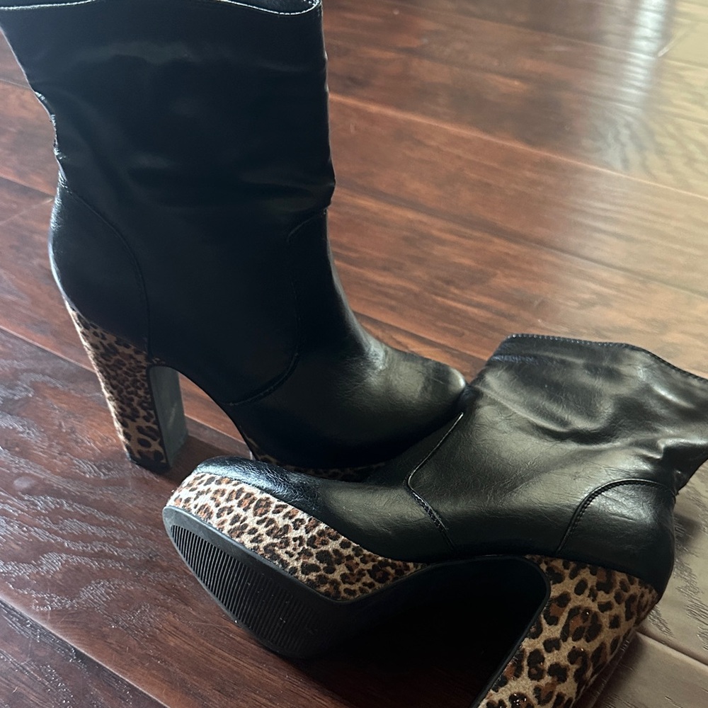 Stylish Black Leather Boots with Leopard Print Heel